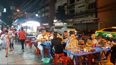 Hòa mình cùng đặc sản vỉa hè Thái Lan ngon và rẻ