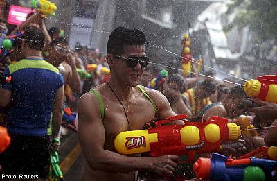 Lễ hội té nước Songkran thú vị ở Thái Lan Lễ hội té nước Songkran thú vị ở Thái Lan