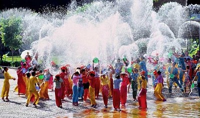 Tham gia lễ hội té nước Songkran lấy may của người Thái Lan Tham gia lễ hội té nước Songkran lấy may của người Thái Lan