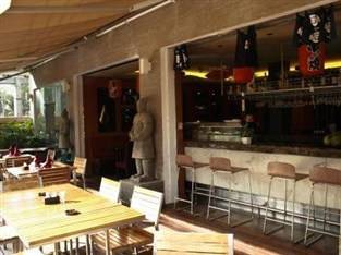 Aspery Hotel tọa lạc ở trung tâm biển Patong sôi động