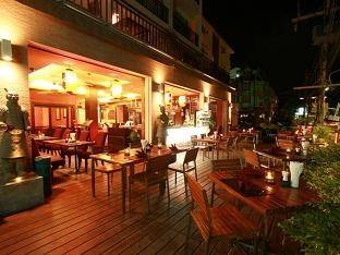 Aspery Hotel tọa lạc ở trung tâm biển Patong sôi động