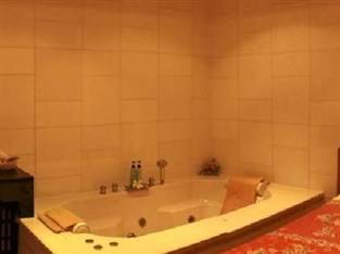 Aspery Hotel tọa lạc ở trung tâm biển Patong sôi động