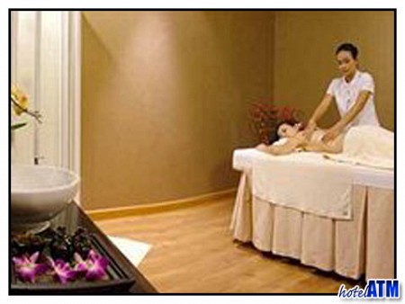 Bangkok Palace Hotel  nằm ở vị trí thuận tiện tại khu Pratunam nổi tiếng