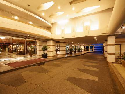 Bangkok Palace Hotel  nằm ở vị trí thuận tiện tại khu Pratunam nổi tiếng