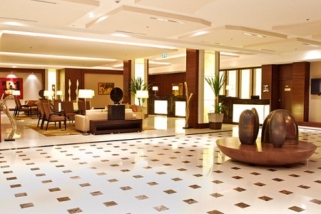 Bangkok Palace Hotel  nằm ở vị trí thuận tiện tại khu Pratunam nổi tiếng