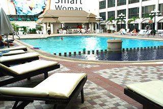 Bangkok Palace Hotel  nằm ở vị trí thuận tiện tại khu Pratunam nổi tiếng