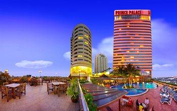 Bangkok Palace Hotel  nằm ở vị trí thuận tiện tại khu Pratunam nổi tiếng