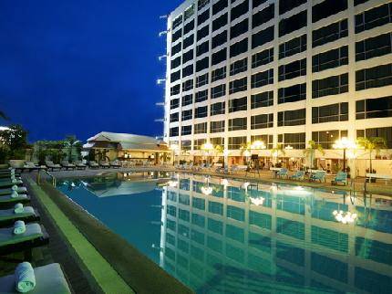 Bangkok Palace Hotel  nằm ở vị trí thuận tiện tại khu Pratunam nổi tiếng