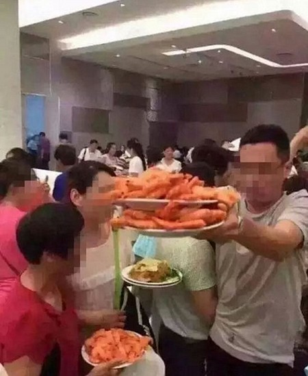 Du khách Trung Quốc ăn buffet tại một nhà hàng ở CHIANG MAI của Thái Lan