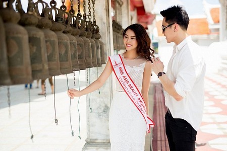 Hot Girl Tường Linh được trai đẹp Thái Lan dẫn đi tham quan Thái Lan