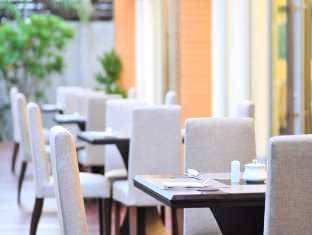 Khách Sạn August Suites Pattaya một khách sạn có vị trí thuận lợi