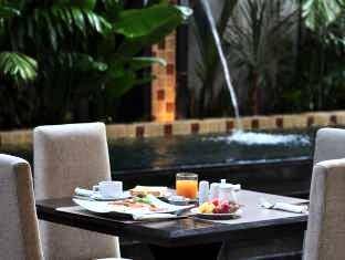 Khách Sạn August Suites Pattaya một khách sạn có vị trí thuận lợi