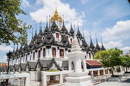 Khám phá Chùa Ratchanaddaram - Tòa nhà thép đá độc đáo ở Thái Lan