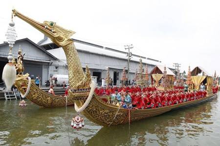 Lễ hội rước thuyền hoa Hoàng Gia Thái Lan