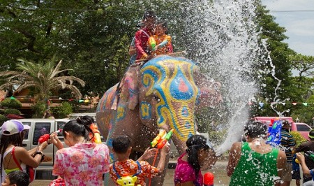 Lễ hội té nước ở Bangkok Thái Lan vẫn diễn ra khi cả nước đang bị hạn hán