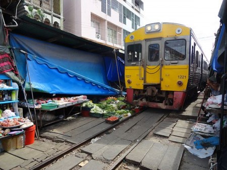 Maeklong khu chợ nguy hiểm nhất thế giới ở Thái Lan