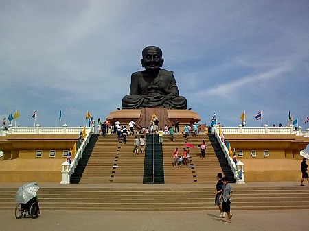 Ngắm nghía vẻ đẹp từ pho tượng khổng lồ của nhà sư nổi tiếng Luang Phor Thuad ở Thái Lan
