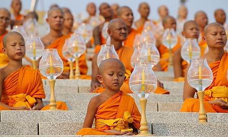 Xôn xao với những nghi thức kỳ lạ khi viếng thăm đền thờ ở Thái Lan Xôn xao với những nghi thức kỳ lạ khi viếng thăm đền thờ ở Thái Lan