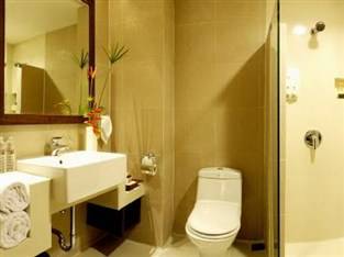 Safari Beach Hotel Nằm ở giữa các hoạt động của bãi biển Patong Phuket