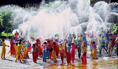 Tham gia lễ hội té nước Songkran lấy may của người Thái Lan