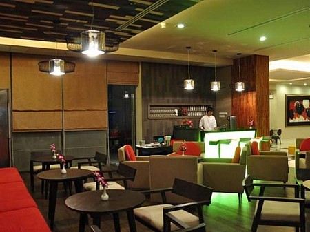 Thamrongin Hotel, Khách Sạn Thamrongin