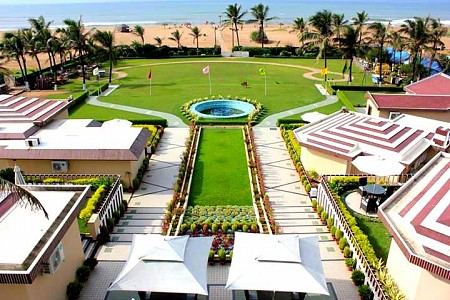 The Holiday Resort  khách sạn tiêu chuẩn 4 sao