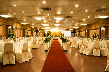 The Royal City Hotel  khách sạn 4 sao có vị trí tại khu thương mai trung tâm