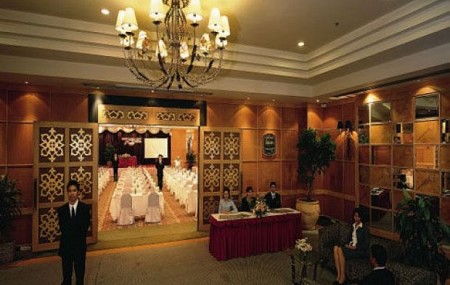 The Royal City Hotel  khách sạn 4 sao có vị trí tại khu thương mai trung tâm