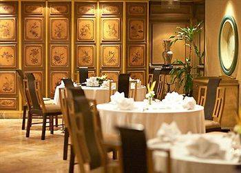 The Royal City Hotel  khách sạn 4 sao có vị trí tại khu thương mai trung tâm