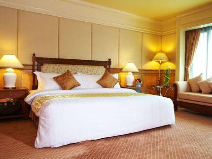 The Royal City Hotel  khách sạn 4 sao có vị trí tại khu thương mai trung tâm