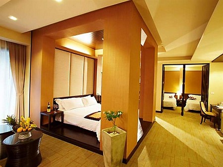 The Royal River Hotel nằm ở Thonburi của Bangkok, nhìn ra phong cảnh tuyệt vời của con sông Chao Phraya.