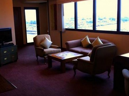 The Royal River Hotel nằm ở Thonburi của Bangkok, nhìn ra phong cảnh tuyệt vời của con sông Chao Phraya.