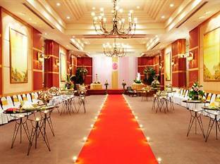 The Royal River Hotel nằm ở Thonburi của Bangkok, nhìn ra phong cảnh tuyệt vời của con sông Chao Phraya.