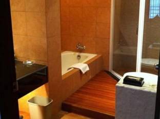 The Royal River Hotel nằm ở Thonburi của Bangkok, nhìn ra phong cảnh tuyệt vời của con sông Chao Phraya.