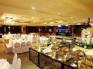 The Royal River Hotel nằm ở Thonburi của Bangkok, nhìn ra phong cảnh tuyệt vời của con sông Chao Phraya.