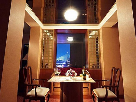 The Royal River Hotel nằm ở Thonburi của Bangkok, nhìn ra phong cảnh tuyệt vời của con sông Chao Phraya.