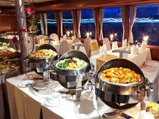 The Royal River Hotel nằm ở Thonburi của Bangkok, nhìn ra phong cảnh tuyệt vời của con sông Chao Phraya.