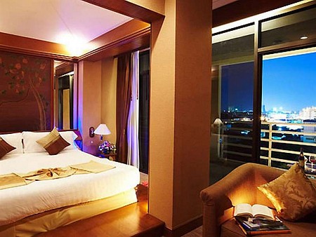 The Royal River Hotel nằm ở Thonburi của Bangkok, nhìn ra phong cảnh tuyệt vời của con sông Chao Phraya.