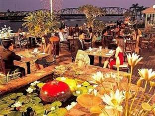 The Royal River Hotel nằm ở Thonburi của Bangkok, nhìn ra phong cảnh tuyệt vời của con sông Chao Phraya.