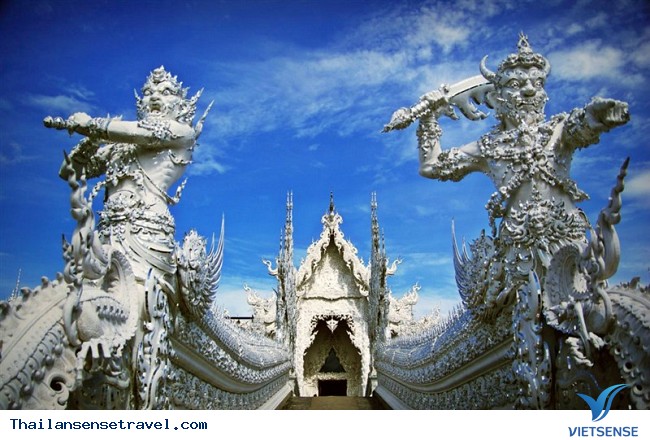 Khám phá ngôi chùa toàn màu trắng tại Thái Lan - Ảnh 2 Khám phá ngôi chùa toàn màu trắng tại Thái Lan - Ảnh 2