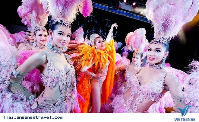 Chụp ảnh lưu niệm với những Ladyboy ở buổi diễn Simon Show