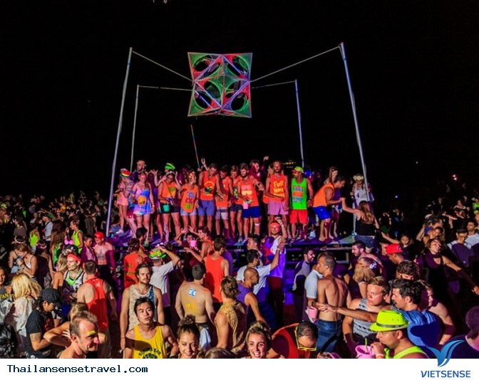 Tham dự lễ hội trăng rằm độc đáo