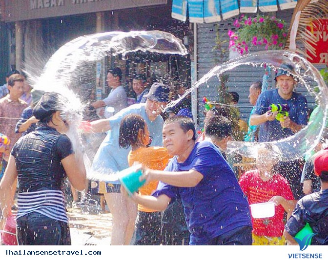 Lễ hội té nước ở Phuket