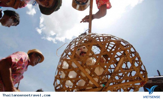 Lễ hội té nước ở Thái Lan vẫn diễn ra khi cả nước đang bị hạn hán - Ảnh 12 Lễ hội té nước ở Thái Lan vẫn diễn ra khi cả nước đang bị hạn hán - Ảnh 12