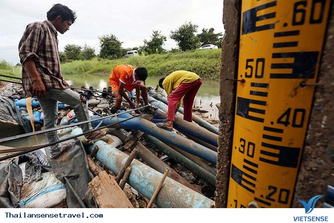 Lễ hội té nước ở Thái Lan vẫn diễn ra khi cả nước đang bị hạn hán - Ảnh 7 Lễ hội té nước ở Thái Lan vẫn diễn ra khi cả nước đang bị hạn hán - Ảnh 7