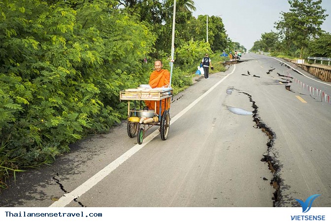 Lễ hội té nước ở Thái Lan vẫn diễn ra khi cả nước đang bị hạn hán - Ảnh 11 Lễ hội té nước ở Thái Lan vẫn diễn ra khi cả nước đang bị hạn hán - Ảnh 11