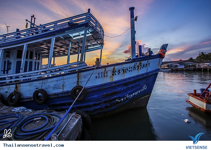 Những con thuyền đánh cá neo đậu lặng lẽ ở Ban Phe.