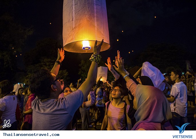 Người dân địa phương tham gia lễ hội thả đèn trời ở Chiang Mai.
