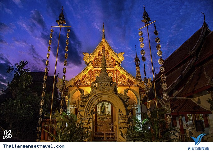 Ngôi chùa ở Chiang Mai “sáng rực” trong ánh hoàng hôn.