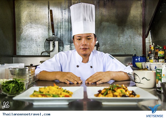 Một đầu bếp Thái Lan đang trình bày những món ăn truyền thống của Thái.